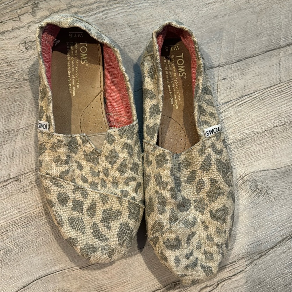 Toms leopard shoes